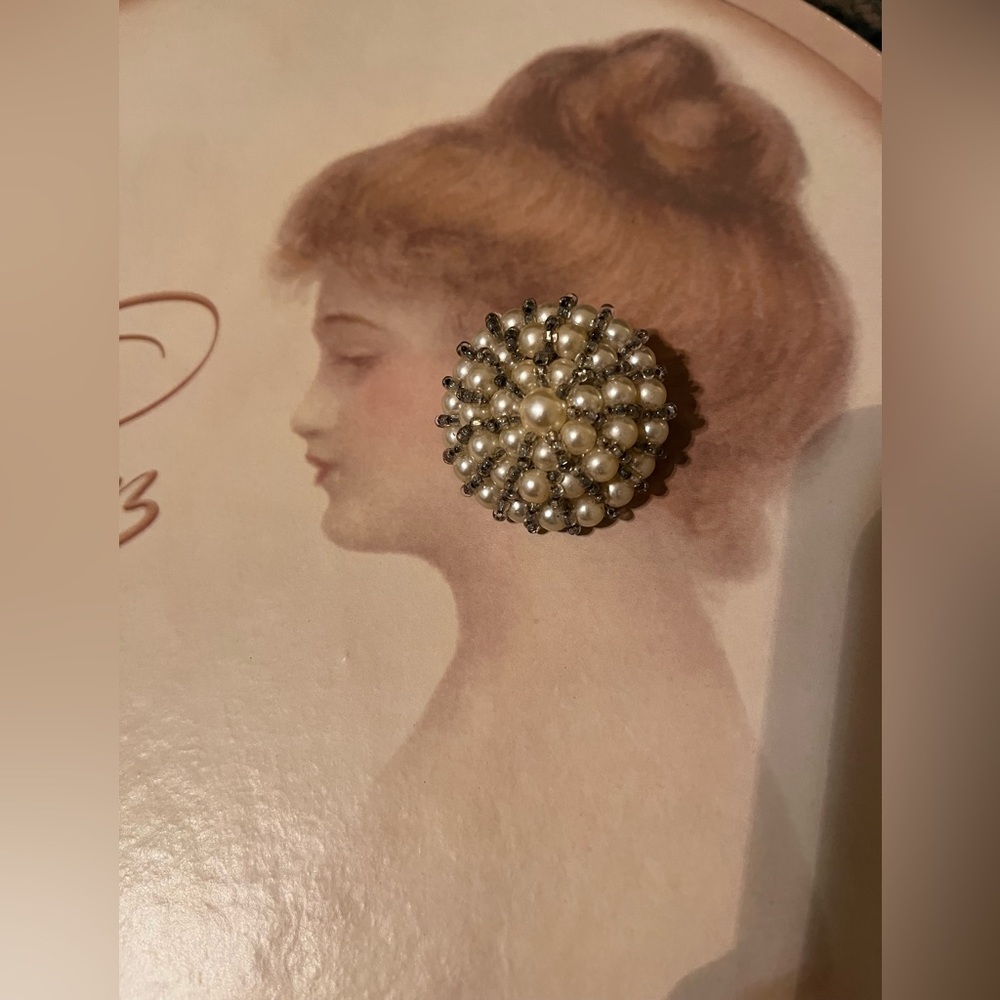 Elegant Pearl and Silver Brooch - Picture 1 of 3